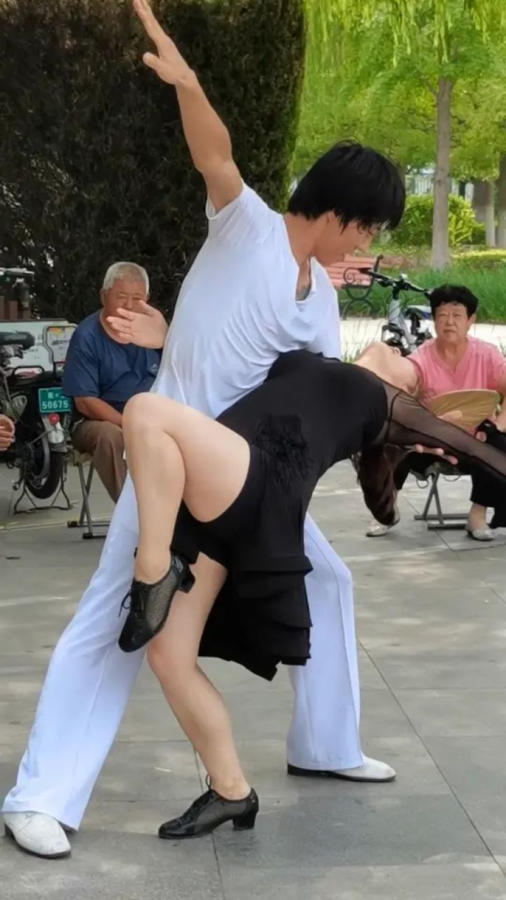 普通女 #普通男 #室外健身 #男女双人舞 #水兵舞舞