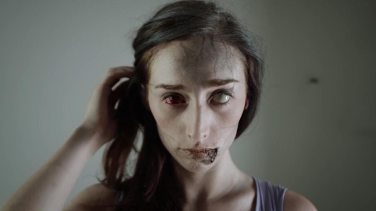 小女孩千万不要喝陌生人给的饮料,不然就会变异成恐怖的丧尸!