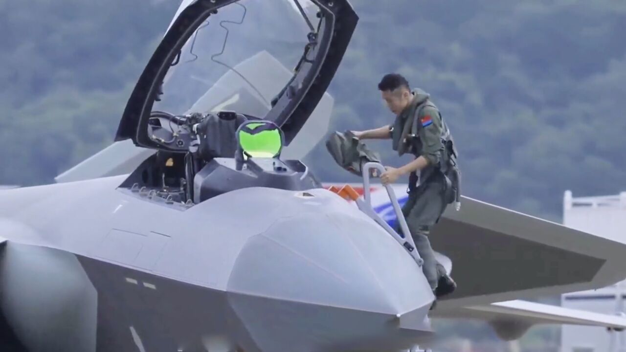 我国歼20战机超近距离曝光实拍视频,飞行员上演垂直干拔,真猛