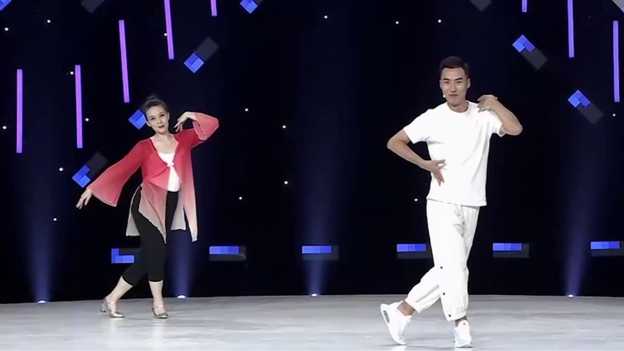 饶子龙带来健身舞《小城谣》