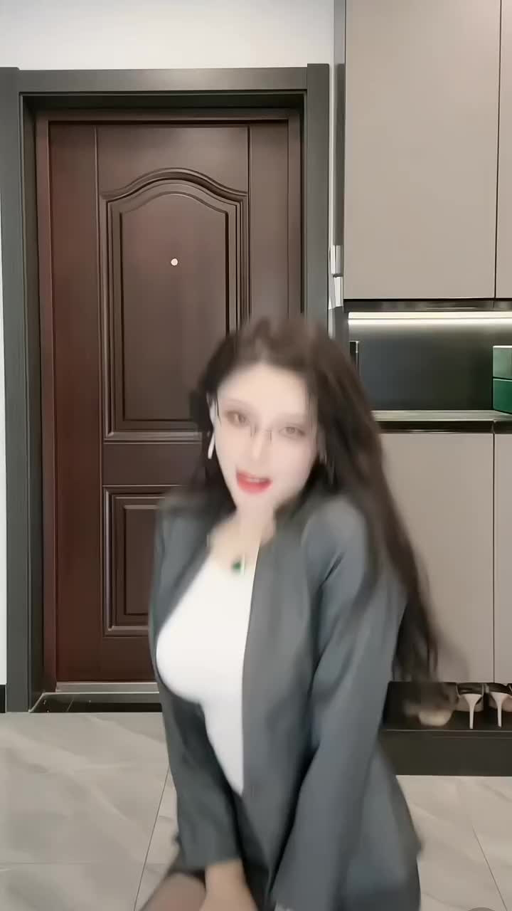 #这样的身材打几分 #颜值气质美女完美身材 #紧身性感美臀美女_腾讯视频