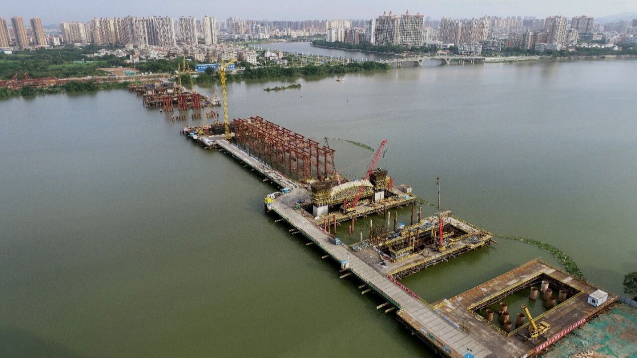 鹅城大桥首个桥墩完成封顶浇筑