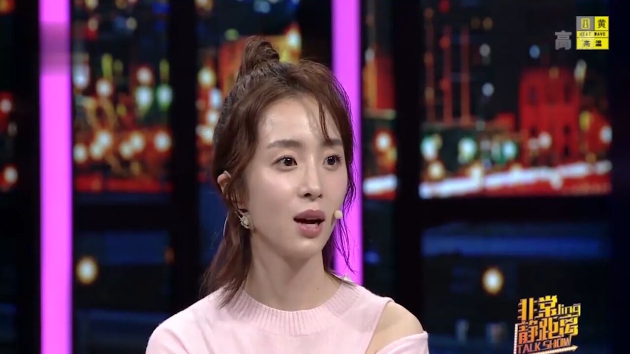 胡冰卿自曝跟双胞胎姐姐长得不像,两人性格截然不同,经常打架