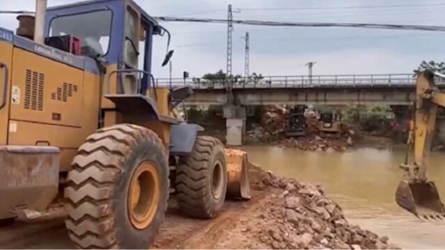 强降雨近期持续影响我国多地ⷮŠ江西丰城:清丰堤发生险情,抢险有序进行