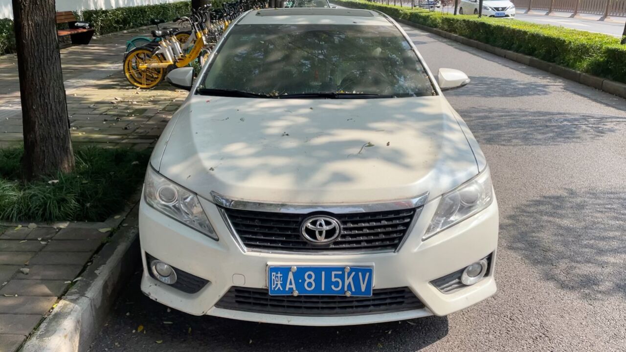 白色第七代丰田凯美瑞