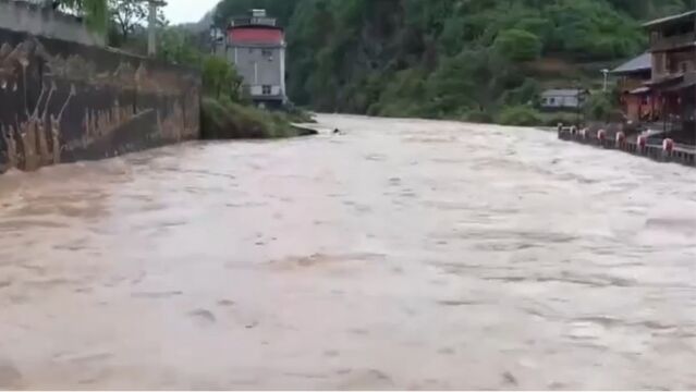 湖南湘西:强降雨致河流水位上涨