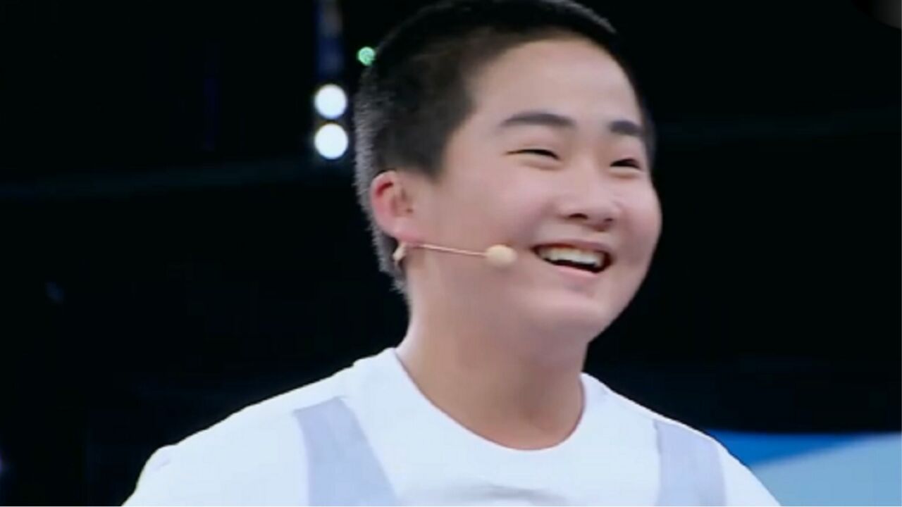 12岁王世博为了带妹妹,最喜欢听《拔萝卜,真是暖男啊
