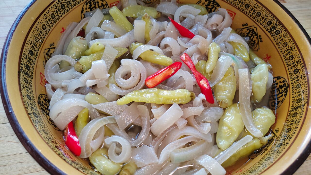 平时吃肉剩的猪皮做成泡椒猪皮,做法简单,酸辣爽口,真好吃
