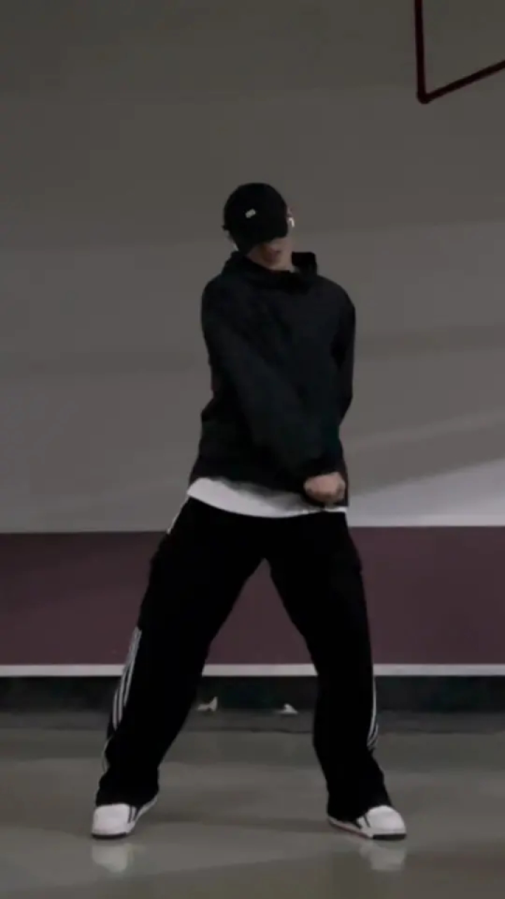 不怕男人会撒娇,就怕男人会扭腰～#浅跳一下 #我知道你不爱我