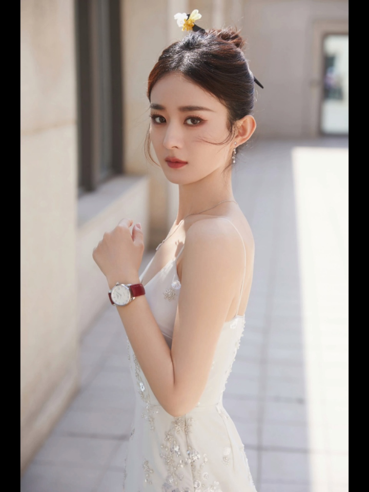 赵丽颖现身天津 #赵丽颖 白色刺绣吊带裙造型 啊啊啊啊啊啊啊啊!