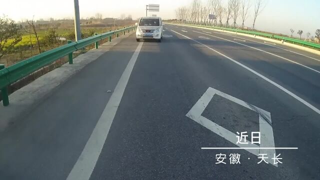 超员车乘客自带小马扎坐车