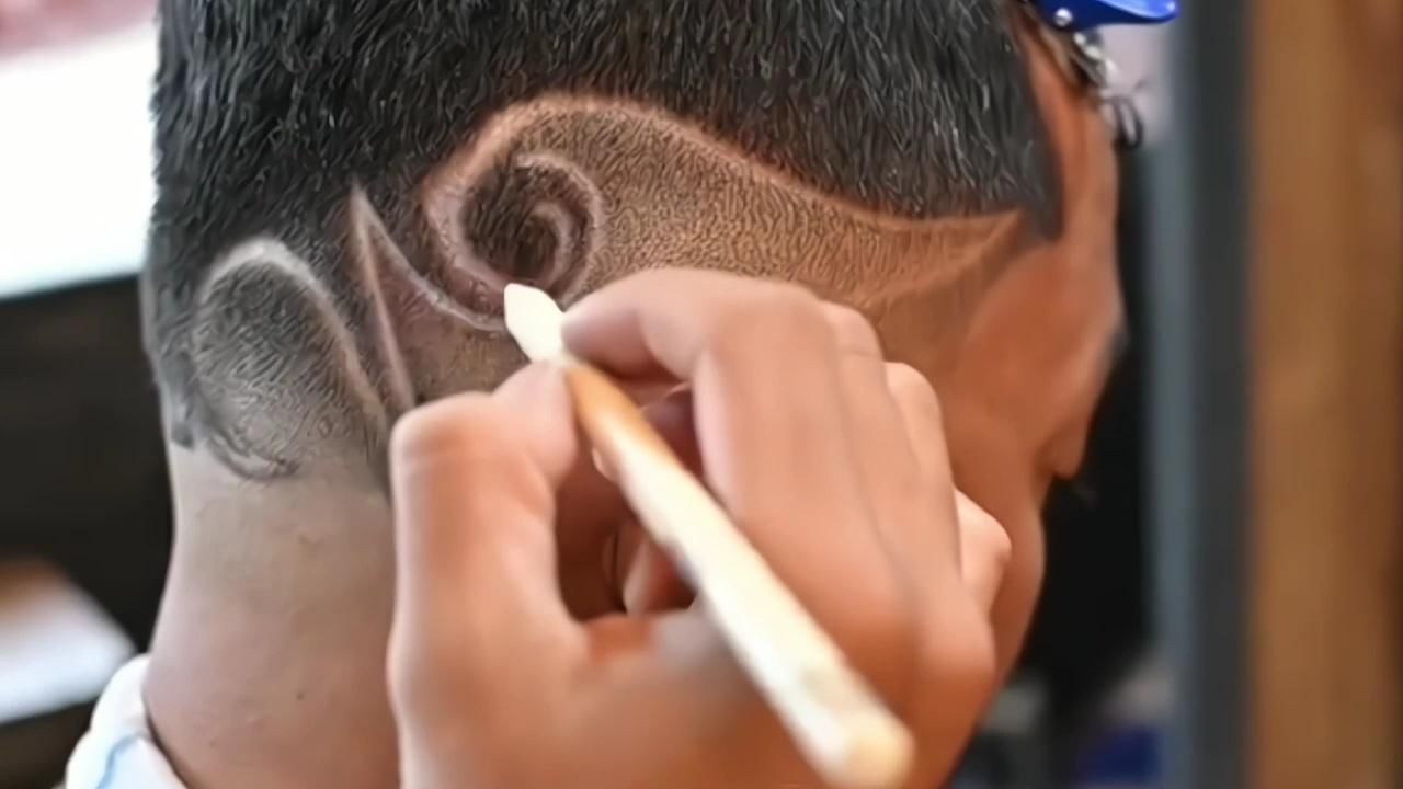 理发师在男生头发上刻了个图案,个性又好看,很多男生都喜欢