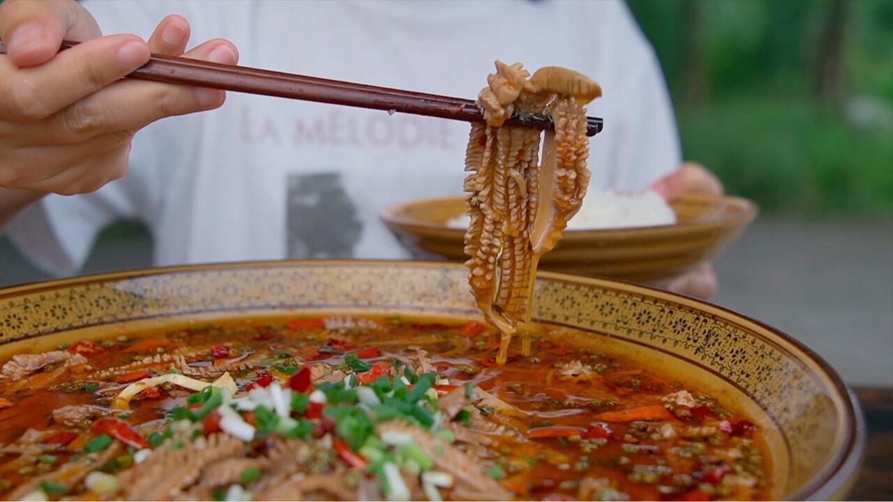 无辣不欢的秋妹今天又弄个水煮菜,香嫩腰花加脆爽黄喉,好安逸哟