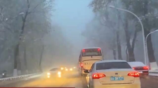 中国北方多地出现降温降雪天气,黑龙江汤原县出现雨夹雪天气