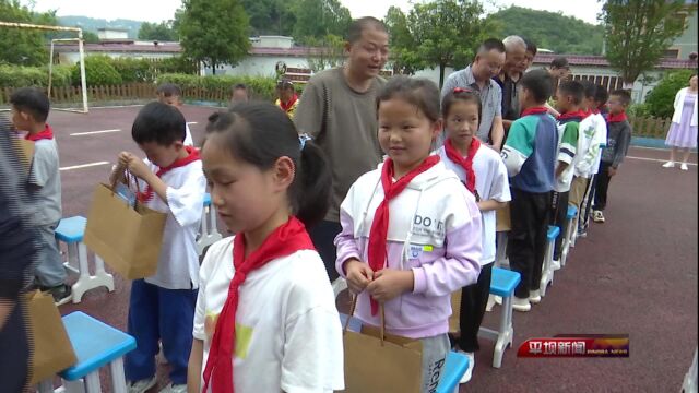 区政协联合中兴实业(集团)到乐平镇岩上小学进行慰问