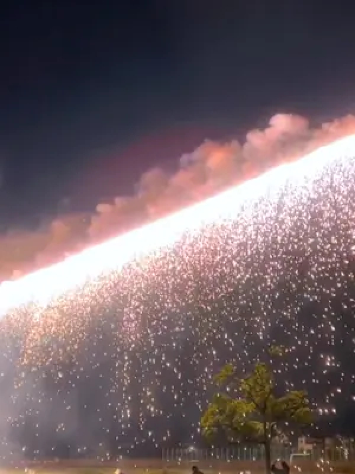 被你艾特看烟花瀑布的小美女 要天天开心喔 #总要去看一次烟花瀑布吧