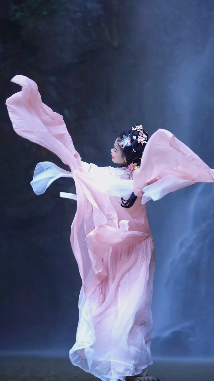 风吹仙袂飘飘举,犹似霓裳羽衣舞