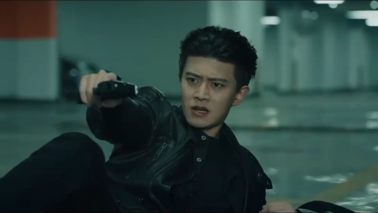 《暮色心约》任嘉伦沉浸写剧本化身警察飙车勇斗歹徒救baby,帅气