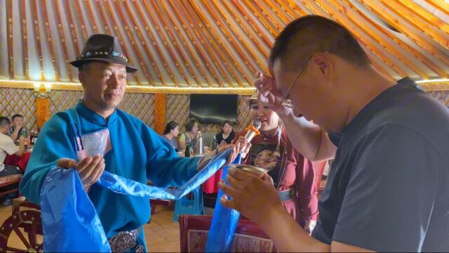 内蒙古大草原牧民怎么祭敖包,宰两只大羊煮一大锅,边吃边喝边唱