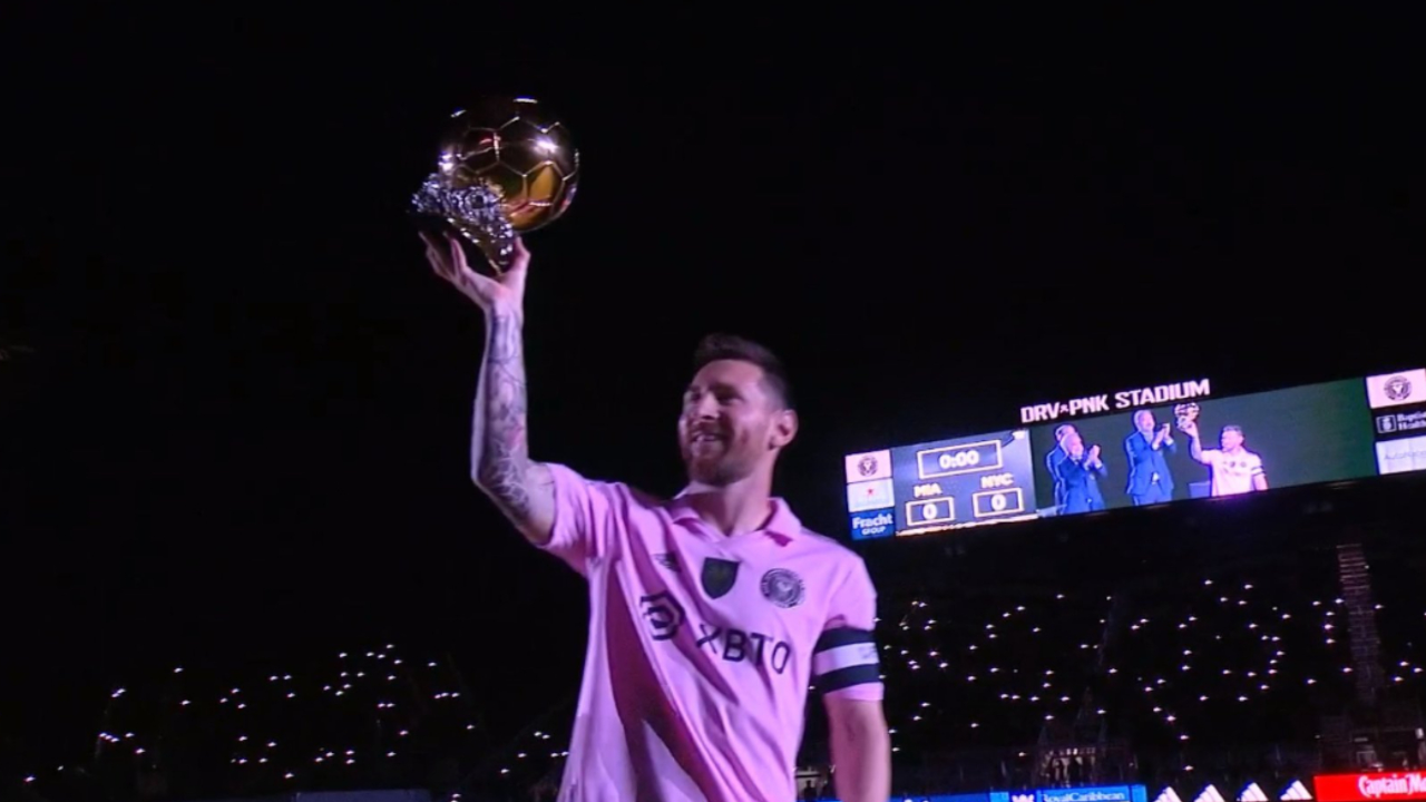 goat风范!梅西单手举起金球奖,亮相迈阿密国际主场,2万人见证