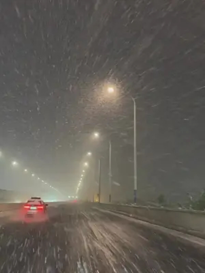 2023第一场雪 济南变成了浪漫的济南府 #你的城市下雪了吗