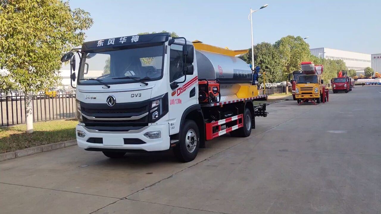 东风华神智能型沥青洒布车,同步碎石封层车,水泥净浆洒布车