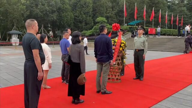 台湾企业家湖南韶山毛主席铜像广场敬献花篮仪式非常庄严