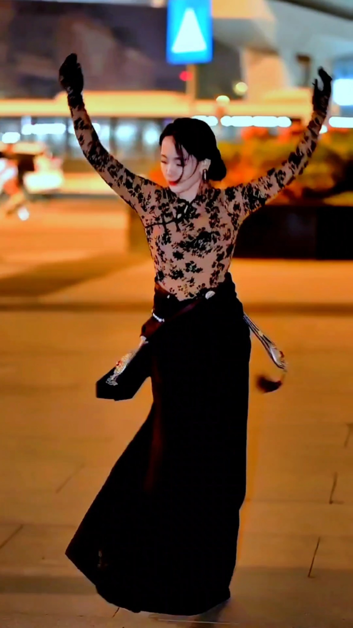 锅庄舞贵妃翁姆最新舞姿