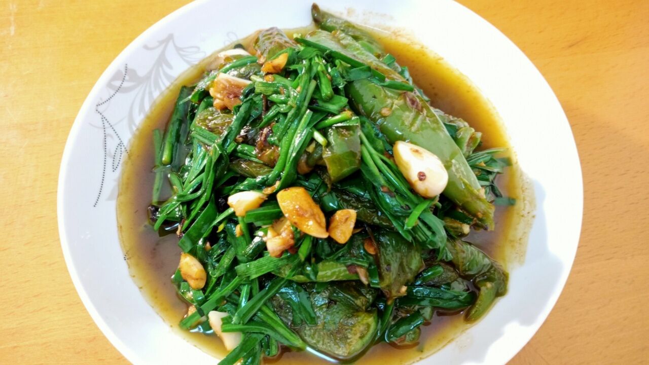 老厨教你韭菜炒辣椒的家常做法,出锅飘香四溢超下饭,先收藏起来