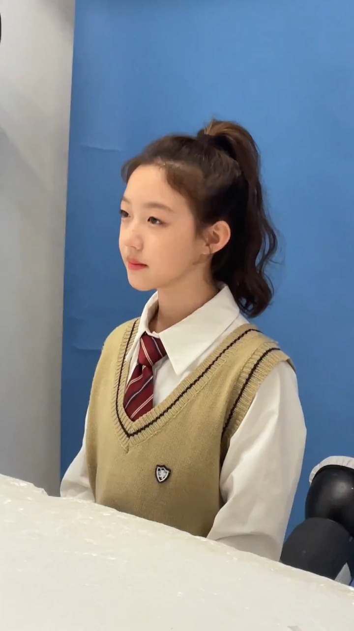 既然大家都想看高马尾,那就提前整一个13岁的证件照