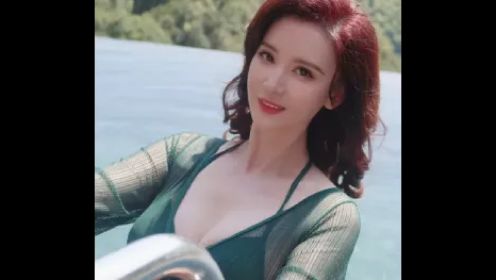 42岁的张萌分享一组泳装照，红发配绿色泳装，白皙的皮肤显年轻！