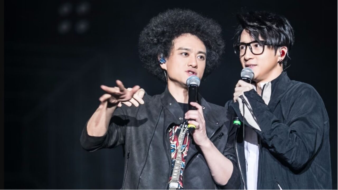 薛之谦演唱会怀念赵英俊,为他照亮夜空,下雨时一定是他来赴约了