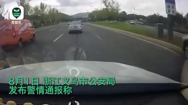 浙江一蔚来汽车撞上路柱后起火:零件四散而飞,车身被烧成空壳