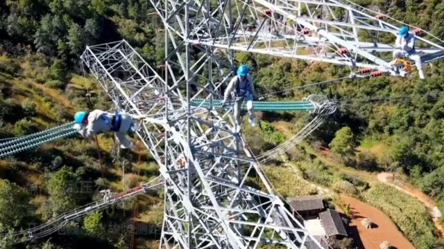 中国南方电网云南大理职员飞燕渡线高空作业 技能高超素质过硬不畏艰辛倾情点亮万家灯火