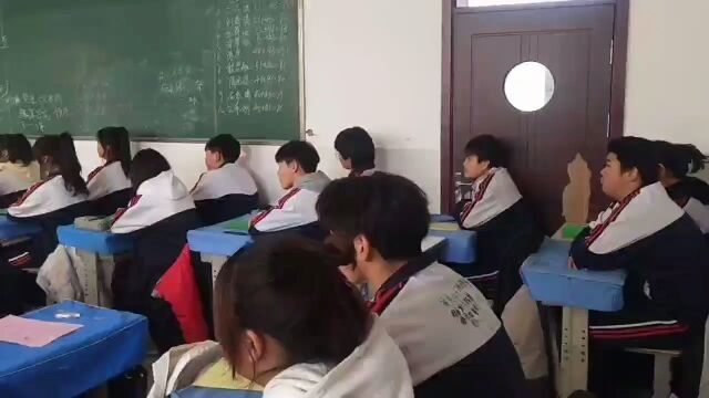 虎林市东方红初级中学八年三班“爱护眼睛 从我做起”