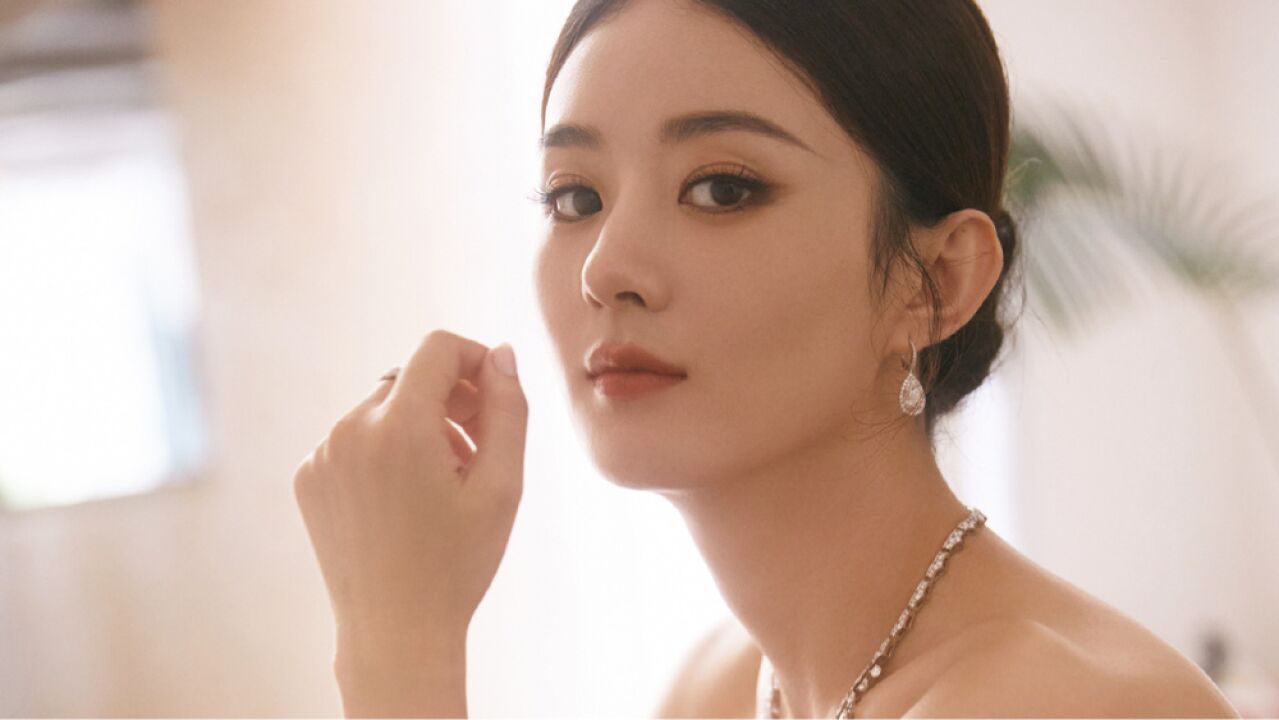 赵丽颖红毯上披发和盘发差别多大?盘发气质优雅,披发气质多变!