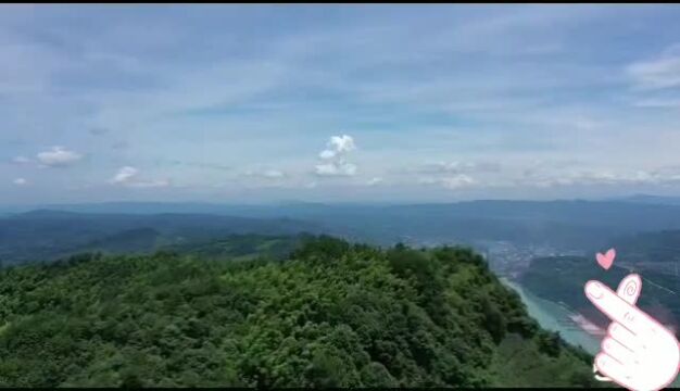 这是记者在屏山书楼镇高田村航拍到的一段视频天很蓝山很青心情也美丽了