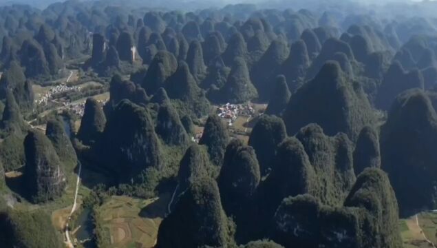 广西十万大山苍茫浩瀚,群山绵延,峭壁林立