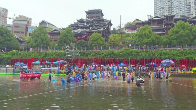 湖北宣恩第十五届贡水河水上运动会举行水上拔河比赛,欢乐与竞技并存,享受集体运动的快乐.(记者 杨长镁 陈绪开)