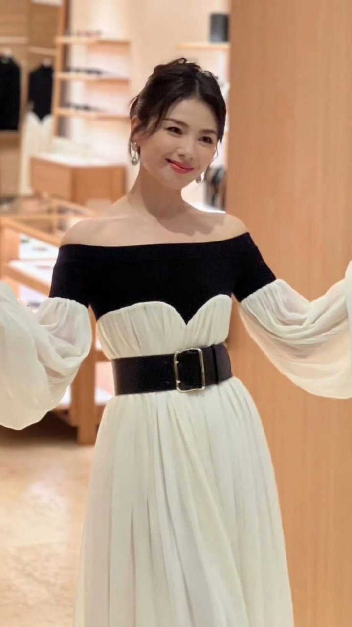 刘涛一袭露肩黑白连衣裙,优雅知性,给人一种高贵典雅的感觉