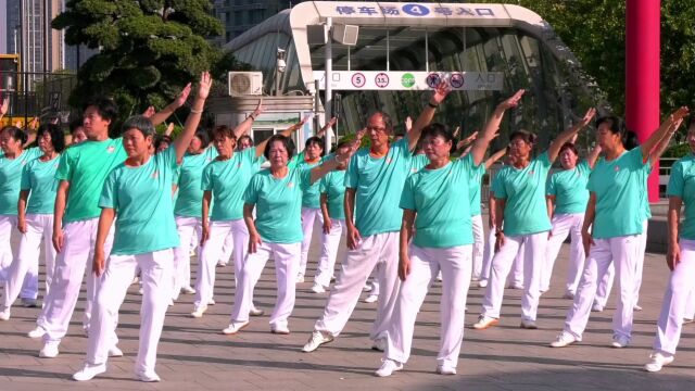 广东中华通络操队“通络健康行百人展演”活动(蓝色衣服)