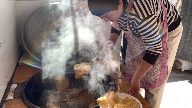 小徐学做铁锅炖鱼贴饼子,眼学会了手没会,这下可算翻车了