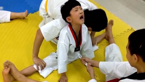 5岁男孩初学跆拳道，被教练强制撕腿压出一字马，痛感高达7级