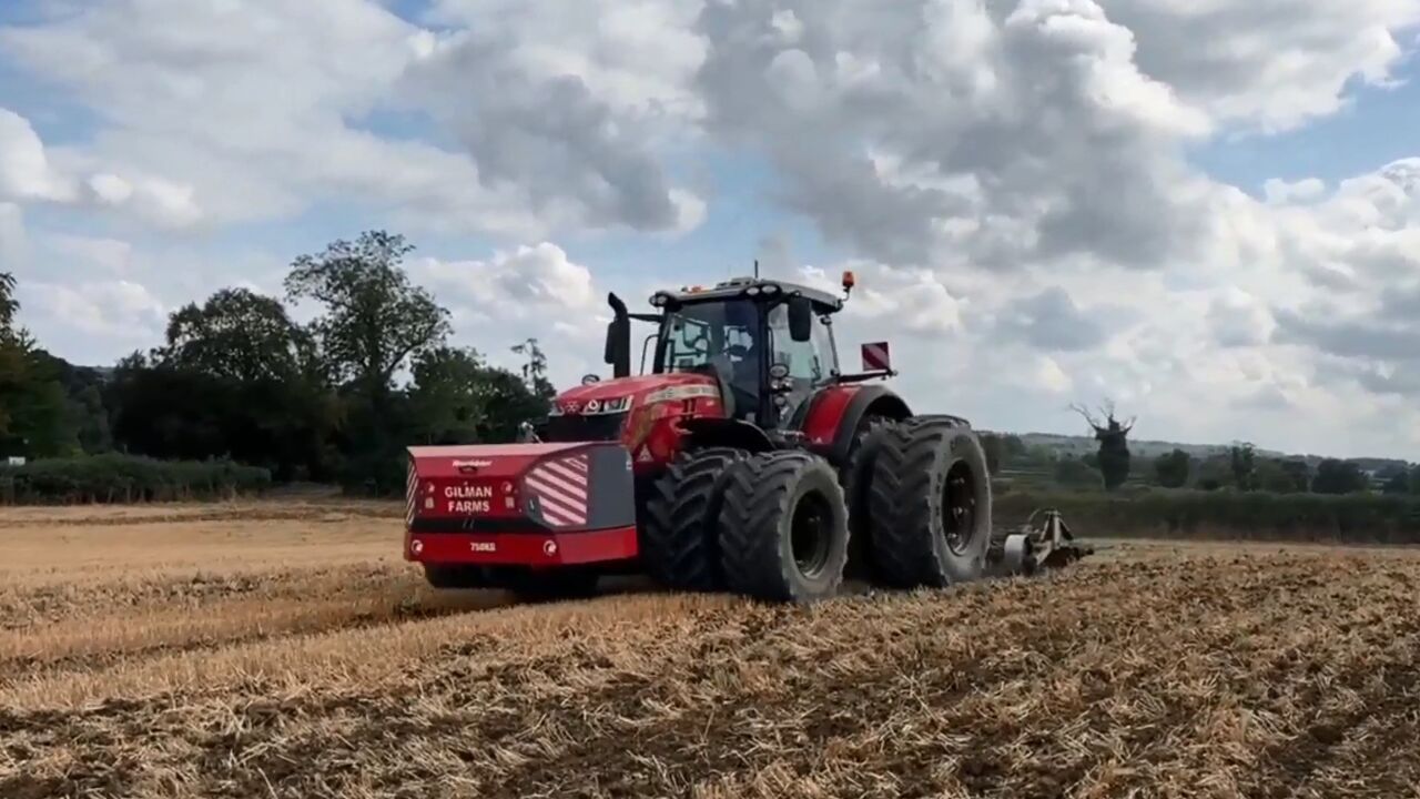 双轮麦赛福格森8740s拖拉机整地作业,效果杠杠滴!