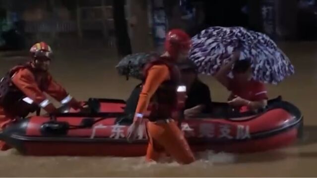 广东东莞强风大雨道路被淹,消防紧急救援被困人员