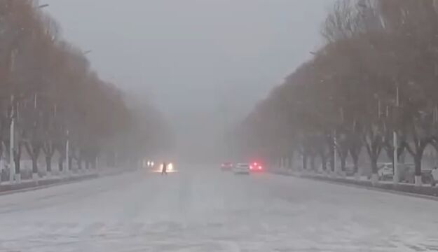 甘肃玉门出现降雪天气,多部门保道路畅通