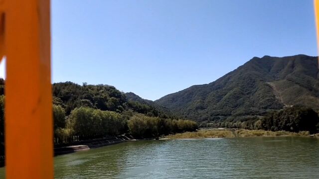 自驾游大连庄河,在英那河水库大桥上慢步,看看周围的风景