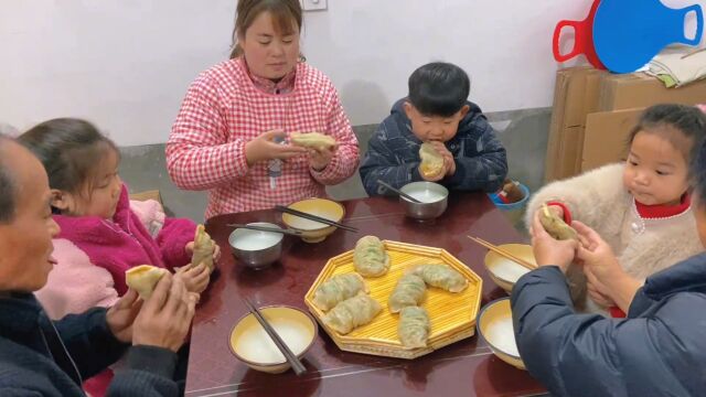 买一把韭菜,蒸一锅菜莽,皮薄馅多,咬一口都是菜,吃着太香了