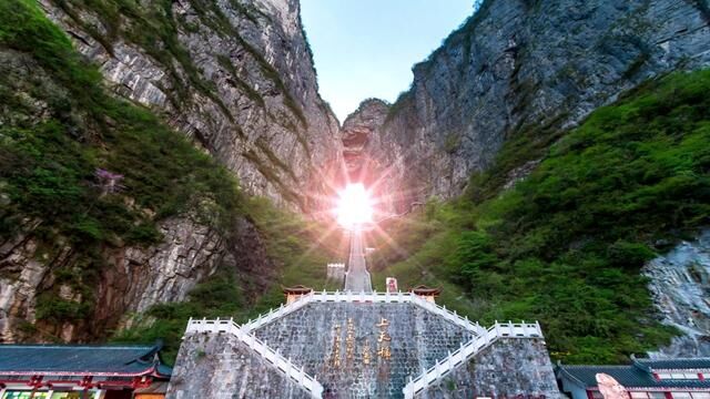 壁立千仞、峰林险峻、挺拔峭立、惊破层云.#登上山顶看美景