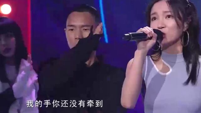 潘柚彤演唱《那么骄傲》,甜美歌声如靡靡之音,动听迷人